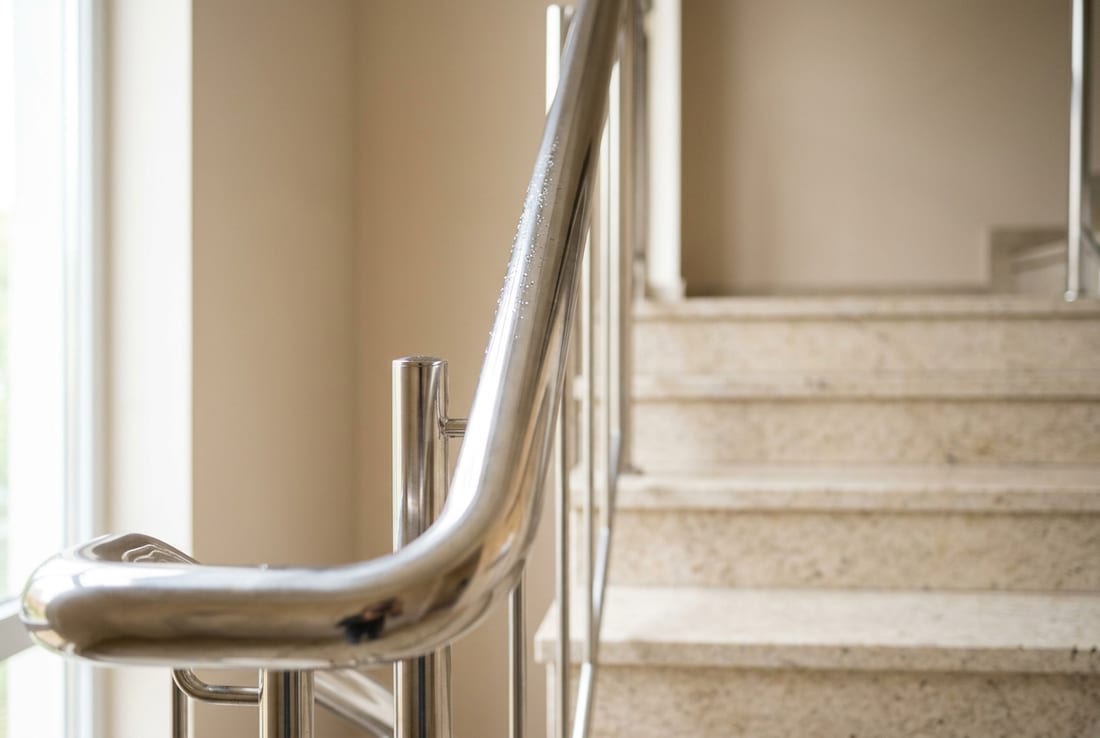 Balustradă de inox lustruită pe casa scării